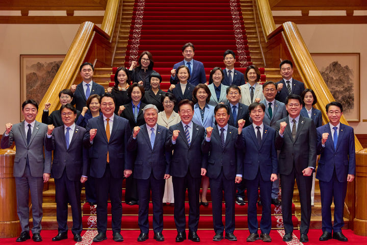 [서울=뉴시스] 이재명 대통령이 29일 청와대에서 열린 비교섭단체 및 무소속 국회의원 초청 오찬 간담회에 앞서 참석자들과 기념촬영을 하고 있다. (사진=청와대 제공) 2026.04.29. photo@newsis.com *재판매 및 DB 금지