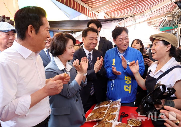 [하남=뉴시스] 배훈식 기자 = 정청래 더불이민주당 대표가 29일 오후 경기 하남시 덕풍 전통시장에서 상인들과 대화하고 있다. 왼쪽부터 정 대표, 추미애 경기도지사 후보, 이광재 경기 하남갑 국회의원 보궐선거 후보, 강병덕 하남시장 후보. 2026.04.29. dahora83@newsis.com