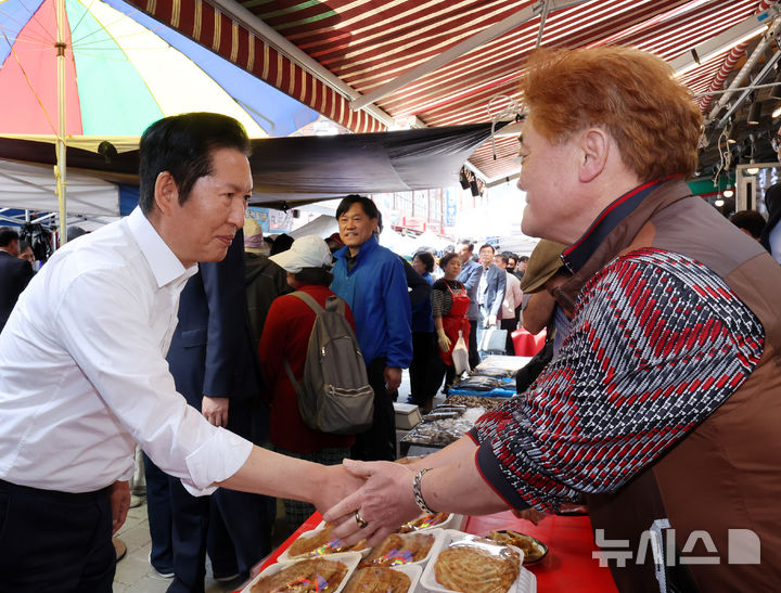 [하남=뉴시스] 배훈식 기자 = 정청래 더불이민주당 대표가 29일 오후 경기 하남시 덕풍 전통시장에서 상인과 악수하고 있다. 2026.04.29. dahora83@newsis.com