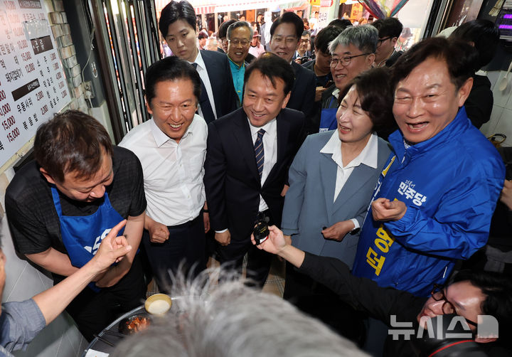 [하남=뉴시스] 배훈식 기자 = 정청래 더불이민주당 대표가 29일 오후 경기 하남시 덕풍 전통시장에서 시민들과 대화하고 있다. 왼쪽 두번째부터 정 대표, 이광재 경기 하남갑 국회의원 보궐선거 후보, 추미애 경기도지사 후보, 강병덕 하남시장 후보. 2026.04.29. dahora83@newsis.com