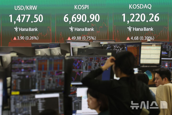 [서울=뉴시스] 권창회 기자 = 29일 오후 서울 중구 하나은행 딜링룸에서 딜러들이 업무를 보고 있다.코스피가 전 거래일보다 49.88포인트(0.75%) 오른 6690.90에 마감했다. 코스닥 지수는 전 거래일보다 4.68포인트(0.39%) 상승한 1220.26, 원·달러 환율은 전 거래일보다 5.4원 오른 1479.0원에 마감했다. 2026.04.29. kch0523@newsis.com