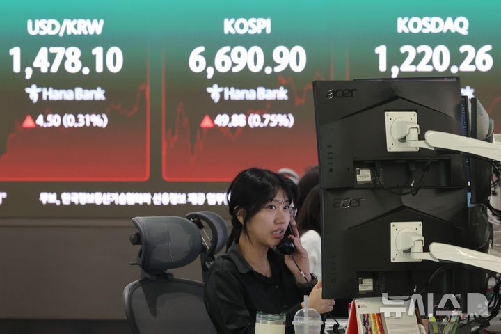 [서울=뉴시스] 권창회 기자 = 29일 오후 서울 중구 하나은행 딜링룸에서 딜러들이 업무를 보고 있다.코스피가 전 거래일보다 49.88포인트(0.75%) 오른 6690.90에 마감했다. 코스닥 지수는 전 거래일보다 4.68포인트(0.39%) 상승한 1220.26, 원·달러 환율은 전 거래일보다 5.4원 오른 1479.0원에 마감했다. 2026.04.29. kch0523@newsis.com