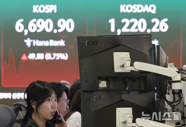 [서울=뉴시스] 권창회 기자 = 29일 오후 서울 중구 하나은행 딜링룸에서 딜러들이 업무를 보고 있다.코스피가 전 거래일보다 49.88포인트(0.75%) 오른 6690.90에 마감했다. 코스닥 지수는 전 거래일보다 4.68포인트(0.39%) 상승한 1220.26, 원·달러 환율은 전 거래일보다 5.4원 오른 1479.0원에 마감했다. 2026.04.29. kch0523@newsis.com