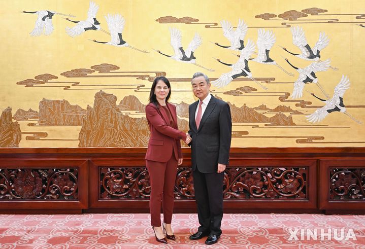 [베이징=신화/뉴시스] 왕이 중국 공산당 중앙정치국 위원 겸 외교부장이 29일 베이징에서 아날레나 베어보크 제80차 유엔총회 의장과 만나 악수하고 있다. 2026.04.30