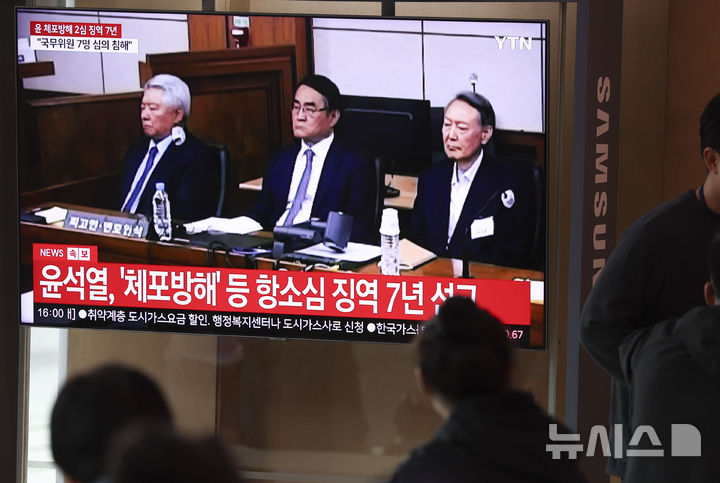 [서울=뉴시스] 조성우 기자 =종합특검이 국가안보실의 '계엄 정당화 메시지' 전파 의혹과 관련해 직권남용 권리행사 방해 혐의를 받는 윤석열 전 대통령을 다음 달 6일 오전 10시 출석해 조사할 예정이라고 21일 밝혔다. 2026.05.21. xconfind@newsis.com