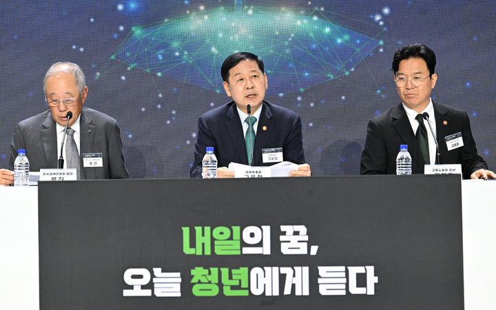 [서울=뉴시스] 정병혁 기자 = 구윤철 부총리 겸 재정경제부 장관이 4월 29일 서울 서초구 aT센터에서 열린 '민관합동 청년뉴딜 보고회'에서 인사말을 하고 있다.(사진=재정경제부 제공) 2026.04.29. photo@newsis.com *재판매 및 DB 금지