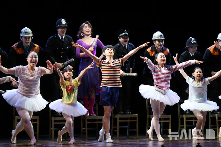 [서울=뉴시스] 황준선 기자 = 29일 서울 용산구 블루스퀘어에서 열린 뮤지컬 '빌리 엘리어트' 프레스콜에서 배우들이 주요 장면을 시연하고 있다. 2026.04.29. hwang@newsis.com