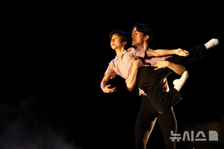 [서울=뉴시스] 황준선 기자 = 29일 서울 용산구 블루스퀘어에서 열린 뮤지컬 '빌리 엘리어트' 프레스콜에서 배우 임선우와 김우진이 주요 장면을 시연하고 있다. 2026.04.29. hwang@newsis.com