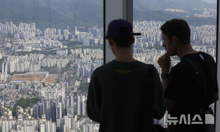 [서울=뉴시스] 김근수 기자 = 29일 오후 서울 송파구 롯데월드타워 스카이라운지에서 송파와 강남일대 아파트 단지 모습이 보이고 있다. 2026.04.29. ks@newsis.com
