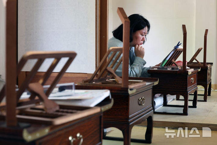 [서울=뉴시스] 박진희 기자 = 국가유산청 궁능유적본부와 국가유산청 산하 국가유산진흥원은 29일 서울 종로구 창경궁 영춘헌(정조의 독서 공간)에서 ‘2026 봄 궁중문화축전’ 현장 프로그램 '집중의 시간'에 참가한 관람객 홍진아(35)씨가 독서를 하고 있다.&nbsp; 서울 5대 궁궐(경복궁·창덕궁·덕수궁·창경궁·경희궁)과 종묘에서 열리는 ‘2026 봄 궁중문화축전’은 ‘궁, 예술을 깨우다’를 주제로 전통문화와 현대 예술이 만나는 프로그램을 선보인다. 2026.04.29. pak7130@newsis.com