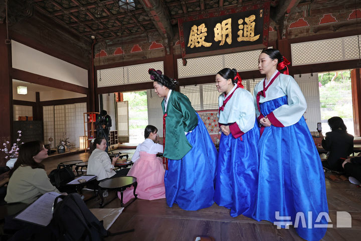 [서울=뉴시스] 박진희 기자 = 국가유산청 궁능유적본부와 국가유산청 산하 국가유산진흥원은 29일 서울 종로구 창경궁 통명전에서 ‘2026 봄 궁중문화축전’ 현장 프로그램 '왕비의 취향' 상황극을 진행하고 있다.&nbsp; 서울 5대 궁궐(경복궁·창덕궁·덕수궁·창경궁·경희궁)과 종묘에서 열리는 ‘2026 봄 궁중문화축전’은 ‘궁, 예술을 깨우다’를 주제로 전통문화와 현대 예술이 만나는 프로그램을 선보인다. 2026.04.29. pak7130@newsis.com