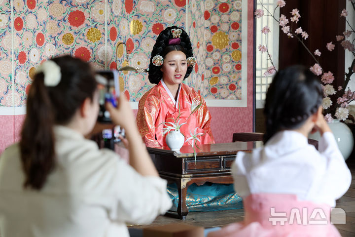 [서울=뉴시스] 박진희 기자 = 국가유산청 궁능유적본부와 국가유산청 산하 국가유산진흥원은 29일 서울 종로구 창경궁 통명전에서 ‘2026 봄 궁중문화축전’ 현장 프로그램 '왕비의 취향' 상황극을 진행하고 있다.&nbsp; 서울 5대 궁궐(경복궁·창덕궁·덕수궁·창경궁·경희궁)과 종묘에서 열리는 ‘2026 봄 궁중문화축전’은 ‘궁, 예술을 깨우다’를 주제로 전통문화와 현대 예술이 만나는 프로그램을 선보인다. 2026.04.29. pak7130@newsis.com