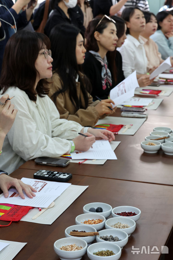 [서울=뉴시스] 박진희 기자 = 국가유산청 궁능유적본부와 국가유산청 산하 국가유산진흥원은 29일 서울 종로구 창경궁 대온실에서 ‘2026 봄 궁중문화축전’ 현장 프로그램 '환기의 시간(궁중 향수 만들기)'을 진행하고 있다.&nbsp; 서울 5대 궁궐(경복궁·창덕궁·덕수궁·창경궁·경희궁)과 종묘에서 열리는 ‘2026 봄 궁중문화축전’은 ‘궁, 예술을 깨우다’를 주제로 전통문화와 현대 예술이 만나는 프로그램을 선보인다. 2026.04.29. pak7130@newsis.com