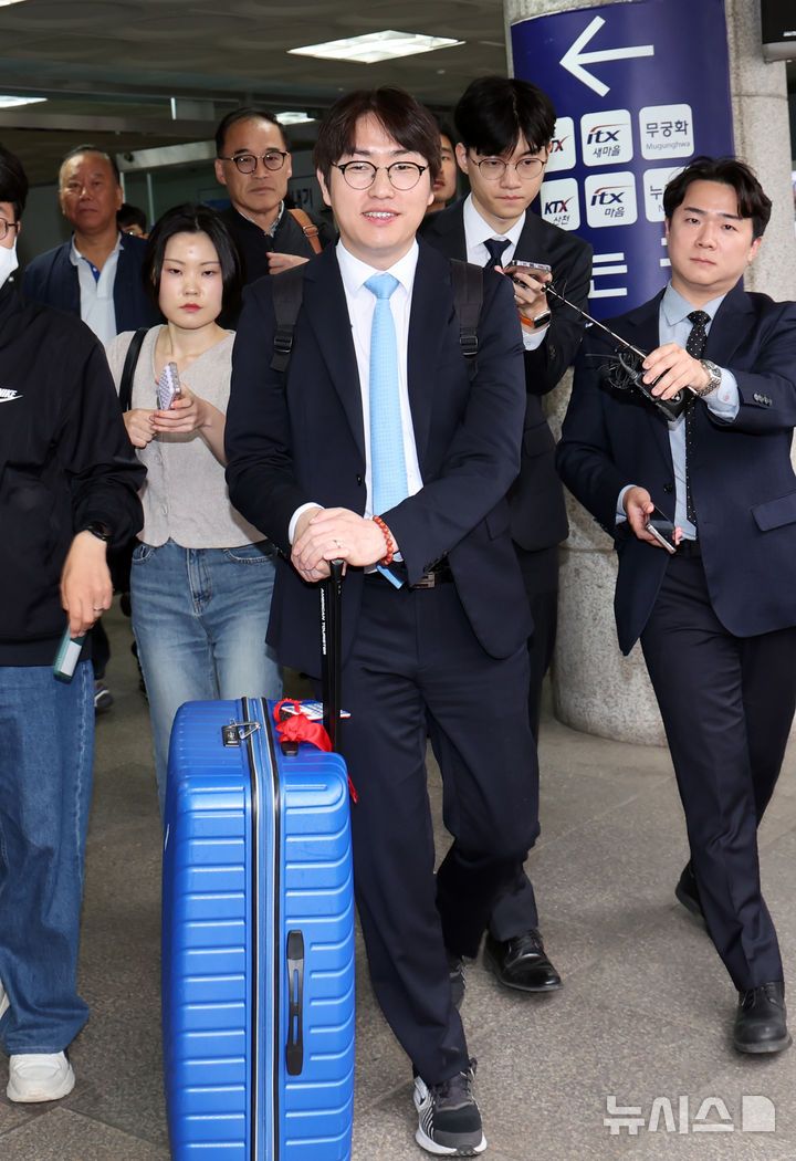  [부산=뉴시스] 하경민 기자 = 하정우 전 청와대 AI미래기획수석이 29일 부산 북구 구포역에 도착한 뒤 이동하고 있다. 하 전 수석은 전재수 더불어민주당 부산시장 후보의 지역구인 부산 북갑 보궐선거에 출마할 예정이다. 2026.04.29. yulnetphoto@newsis.com