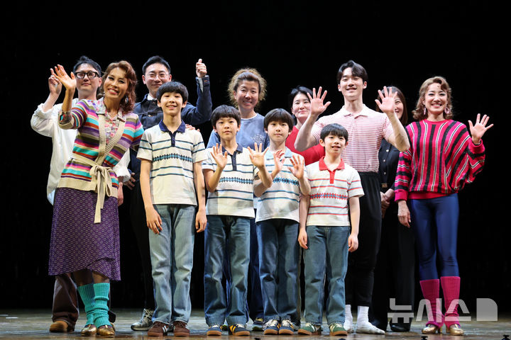 [서울=뉴시스] 황준선 기자 = 29일 서울 용산구 블루스퀘어에서 열린 뮤지컬 '빌리 엘리어트' 프레스콜에서 배우들과 연출가들이 포즈를 취하고 있다. 2026.04.29. hwang@newsis.com