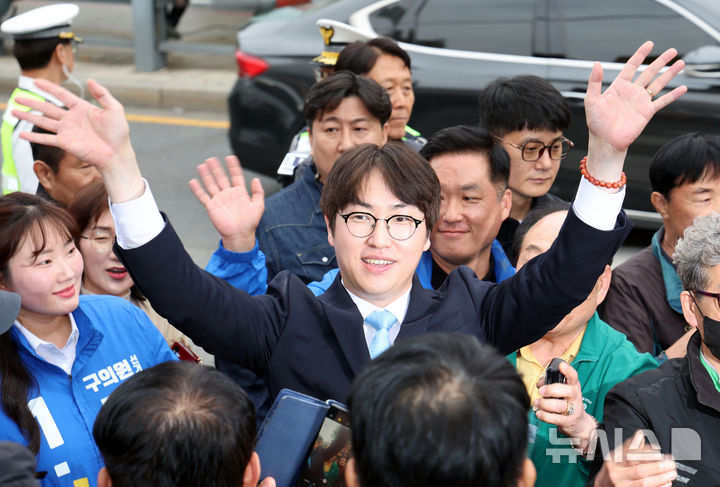  [부산=뉴시스] 하경민 기자 = 하정우 전 청와대 AI미래기획수석이 29일 부산 북구 구포시장에서 상인과 주민들에게 인사하고 있다. 하 전 수석은 전재수 더불어민주당 부산시장 후보의 지역구인 부산 북갑 보궐선거에 출마할 예정이다. 2026.04.29. yulnetphoto@newsis.com