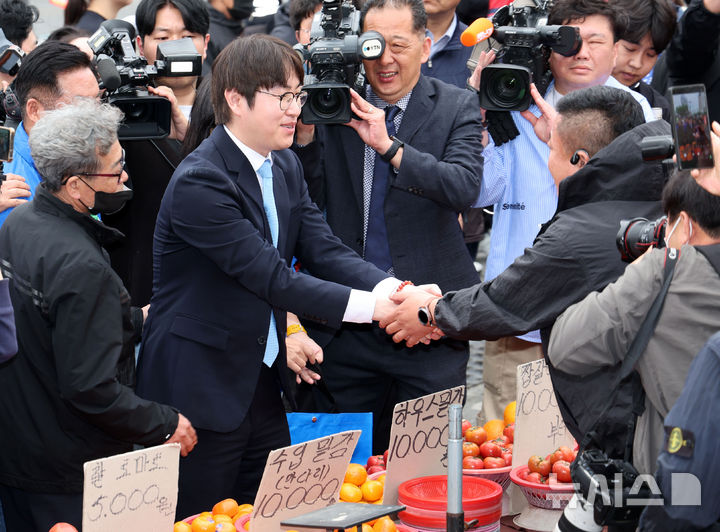  [부산=뉴시스] 하경민 기자 = 하정우 전 청와대 AI미래기획수석이 지난 29일 부산 북구 구포시장에서 상인과 인사한 뒤 과일을 구입하고 있다. 하 전 수석은 전재수 더불어민주당 부산시장 후보의 지역구인 부산 북갑 보궐선거에 출마할 예정이다. 2026.04.29. yulnetphoto@newsis.com
