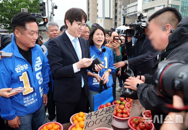  [부산=뉴시스] 하경민 기자 = 하정우 전 청와대 AI미래기획수석이 지난 29일 부산 북구 구포시장에서 상인과 인사한 뒤 과일을 구입하고 있다. 하 전 수석은 전재수 더불어민주당 부산시장 후보의 지역구인 부산 북갑 보궐선거에 출마할 예정이다. 2026.04.29. yulnetphoto@newsis.com