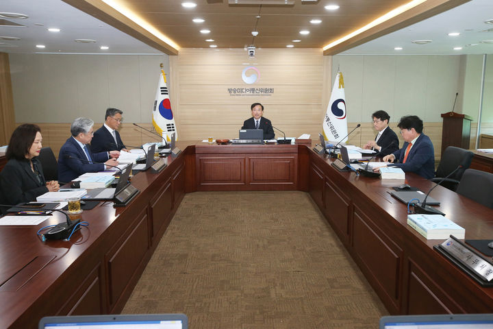 [서울=뉴시스] 이영환 기자 = 김종철 방송미디어통신위원장이 29일 정부 과천청사에서 열린 2026년제5차 전체회의를 주재하고 있다. (사진=방미통위 제공) 2026.04.29. photo@newsis.com *재판매 및 DB 금지