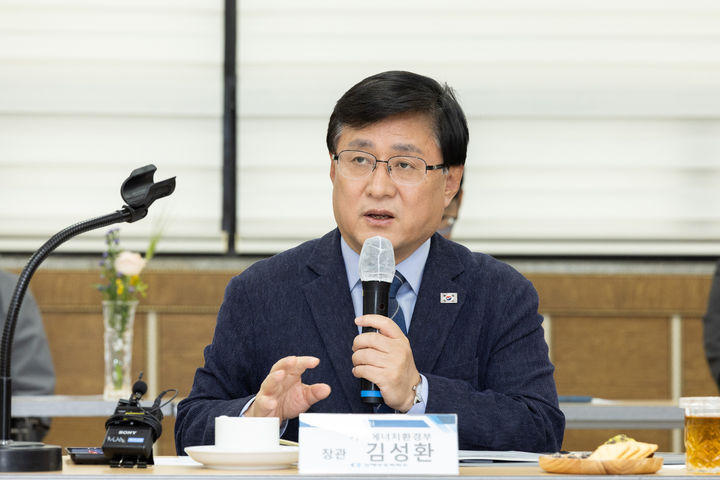 [서울=뉴시스] 이영환 기자 = 김성환 기후에너지환경부 장관이 29일 경남 김해시 김해상공회의소에서 열린 초청 간담회에 참석해 발언을 하고 있다. (사진=기후에너지환경부 제공) 2026.04.29. photo@newsis.com *재판매 및 DB 금지