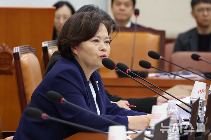 [서울=뉴시스] 조성봉 기자 = 정춘생 조국혁신당 의원이 29일 오후 서울 여의도 국회에서 열린 행정안전위원회 전체회의에서 '생명안전기본법' 관련 발언을 하고 있다. 2026.04.29. suncho21@newsis.com