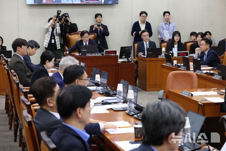 [서울=뉴시스] 조성봉 기자 = 권칠승 국회 행안위원장이 29일 오후 서울 여의도 국회에서 열린 행정안전위원회 전체회의에서 '생명안전기본법' 을 통과시키고 있다. 2026.04.29. suncho21@newsis.com