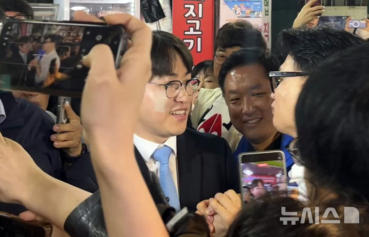 [부산=뉴시스] 이아름 기자 = 한동훈 전 국민의힘 대표와 하정우 전 청와대 AI미래기획수석이 29일 부산 북구 구포시장에서 만나 인사하고 있다. aha@newsis.com