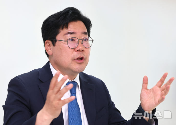 [인천=뉴시스] 전진환 기자 = 더불어민주당 박찬대 인천시장 예비후보가 지난달 29일 오후 인천 미추홀구의 자신의 사무실에서 뉴시스와 인터뷰를 하고 있다. 2026.04.30. amin2@newsis.com