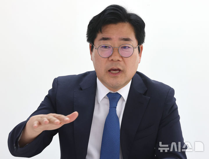 [인천=뉴시스] 전진환 기자 = 박찬대 더불어민주당 인천시장 예비후보가 지난달 29일 오후 인천 미추홀구의 자신의 사무실에서 뉴시스와 인터뷰를 하고 있다. 2026.04.30. amin2@newsis.com