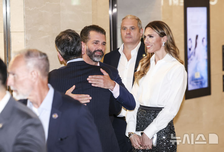 [서울=뉴시스] 김근수 기자 = 정용진 신세계그룹 회장이 29일 오후 서울 송파구 잠실 롯데콘서트홀에서 열린 부인 한지희씨의 데뷔 앨범 발매 콘서트에 참석해 도널드 트럼프 미국 대통령의 장남인 트럼프 주니어와 인사를 나누고 있다. 2026.04.29. ks@newsis.com