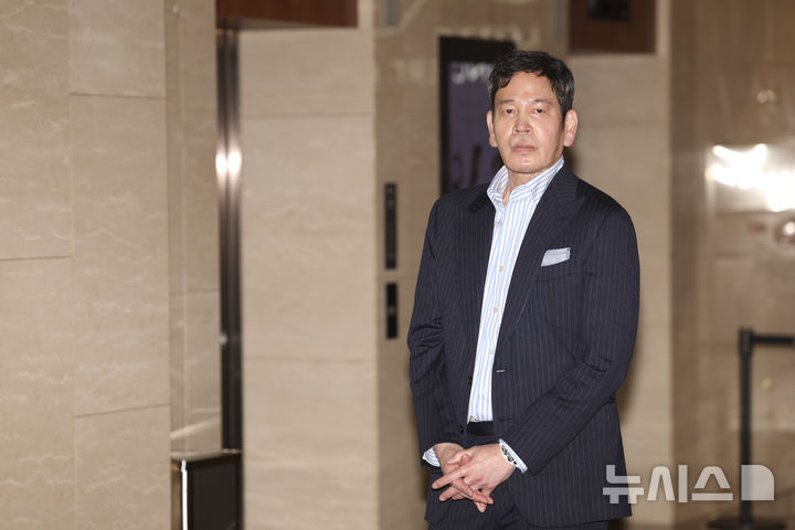 [서울=뉴시스] 김근수 기자 = 정용진 신세계그룹 회장이 29일 오후 서울 송파구 잠실 롯데콘서트홀에서 열린 부인 한지희씨의 데뷔 앨범 발매 콘서트에 참석해 자리를 이동하고 있다. 2026.04.29. ks@newsis.com