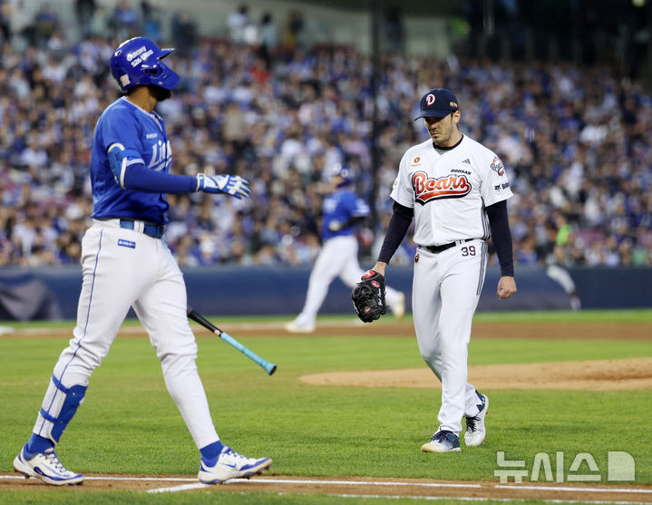 [서울=뉴시스] 조성우 기자 = 29일 서울 송파구 잠실야구장에서 열린 2026 KBO 리그 삼성 라이온즈와 두산 베어스의 경기, 두산 선발투수 잭로그가 삼성 3회초 공격 2사 주자 1, 3루서 디아즈를 범타처리한 뒤 마운드를 내려오고 있다. 2026.04.29. xconfind@newsis.com