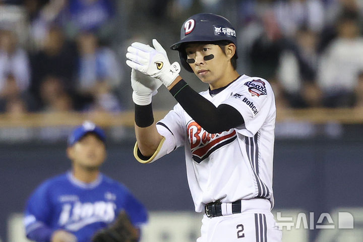 [서울=뉴시스] 조성우 기자 = 29일 서울 송파구 잠실야구장에서 열린 2026 KBO 리그 삼성 라이온즈와 두산 베어스의 경기, 두산 4회말 공격 1사 주자 1, 3루서 김민석이 1타점 적시 2루타를 때린 뒤 세리머니를 하고 있다. 2026.04.29. xconfind@newsis.com