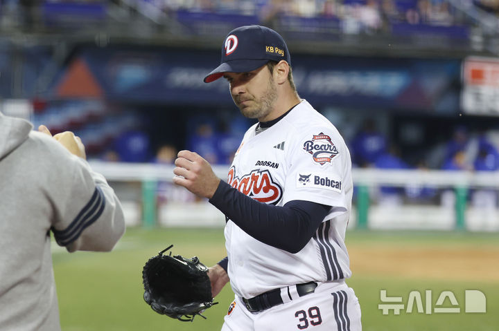 [서울=뉴시스] 조성우 기자 = 29일 서울 송파구 잠실야구장에서 열린 2026 KBO 리그 삼성 라이온즈와 두산 베어스의 경기, 두산 선발투수 잭로그가 삼성 6회초 공격 2사 주자 2루서 실점 없이 이닝을 마치고 마운드를 내려오며 동료들의 환영을 받고 있다. 2026.04.29. xconfind@newsis.com