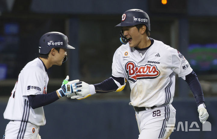 [서울=뉴시스] 조성우 기자 = 29일 서울 송파구 잠실야구장에서 열린 2026 KBO 리그 삼성 라이온즈와 두산 베어스의 경기, 두산 7회말 공격 선두타자 안재석이 솔로 홈런을 때린 뒤 홈인하며 기뻐하고 있다. 2026.04.29. xconfind@newsis.com