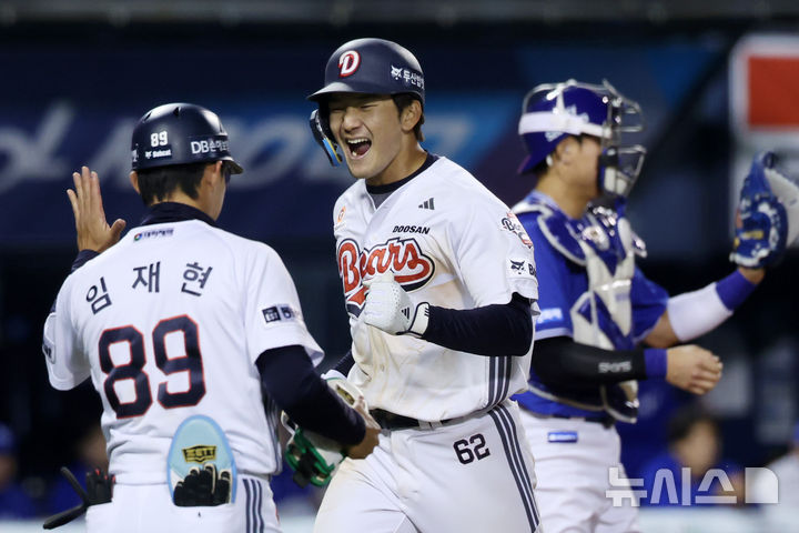 [서울=뉴시스] 조성우 기자 = 29일 서울 송파구 잠실야구장에서 열린 2026 KBO 리그 삼성 라이온즈와 두산 베어스의 경기, 두산 7회말 공격 선두타자 안재석이 솔로 홈런을 때린 뒤 홈인하며 기뻐하고 있다. 2026.04.29. xconfind@newsis.com
