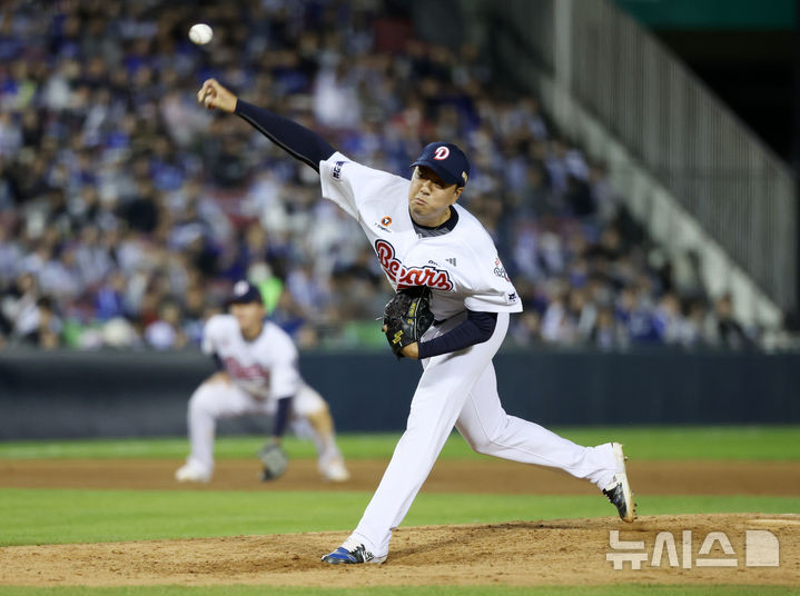 [서울=뉴시스] 조성우 기자 = 29일 서울 송파구 잠실야구장에서 열린 2026 KBO 리그 삼성 라이온즈와 두산 베어스의 경기, 두산 투수 이영하가 삼성 9회초 공격 때 마운드에 올라 역투하고 있다. 2026.04.29. xconfind@newsis.com
