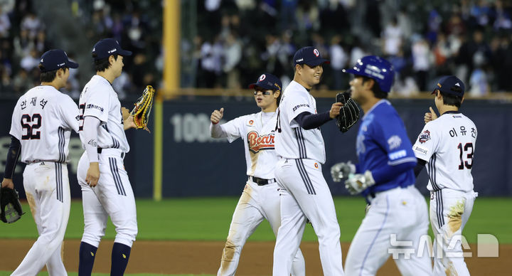 [서울=뉴시스] 조성우 기자 = 29일 서울 송파구 잠실야구장에서 열린 2026 KBO 리그 삼성 라이온즈와 두산 베어스의 경기, 4-0으로 승리한 두산 선수들이 기쁨을 나누고 있다. 2026.04.29. xconfind@newsis.com