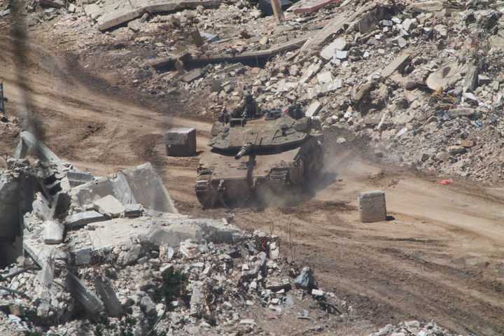 [레바논=AP/뉴시스] 29일(현지 시간) 이스라엘 군인들이 전차를 몰고 레바논 남부 지역에서 기동하는 모습이 이스라엘 북부에서 관측되고 있다. 2026.04.30.