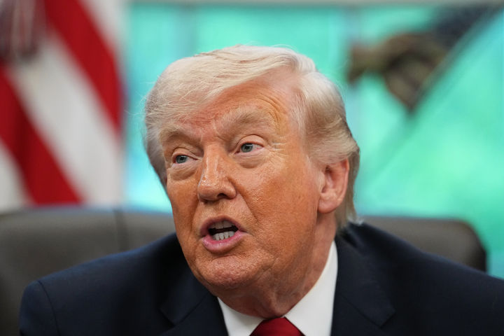 [워싱턴=AP/뉴시스]도널드 트럼프 미국 대통령이 29일(현지 시간) 백악관 집무실에서 아르테미스 2호 우주비행사들 환영식을 열고 발언하고 있다. 2026.04.30.