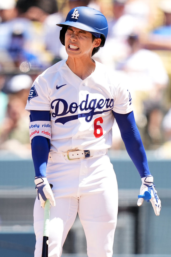[로스앤젤레스=AP/뉴시스] LA 다저스의 김혜성이 29일(현지 시간) 미 캘리포니아주 로스앤젤레스의 다저 스타디움에서 열린 2026 메이저리그 마이애미 말린스와 경기 6회 말 타석에서 스트라이크 판정에 아쉬워하고 있다. 김혜성은 3타수 1안타 1볼넷을 기록했고, 다저스는 203으로 패했다. 2026.04.30.