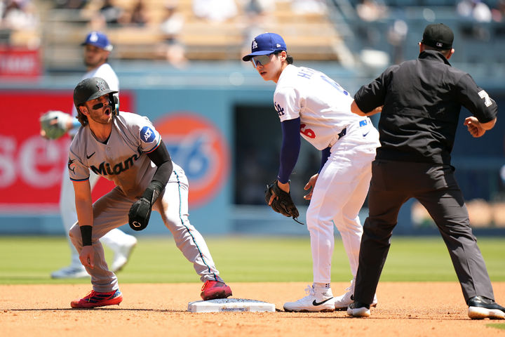 [로스앤젤레스=AP/뉴시스] LA 다저스의 김혜성(가운데)이 29일(현지 시간) 미 캘리포니아주 로스앤젤레스의 다저 스타디움에서 열린 2026 메이저리그 마이애미 말린스와 경기 2회 초 도루를 시도하던 코너 노비를 태그 아웃 시키고 있다. 이날 김혜성은 3타수 1안타 1볼넷을 기록했고, 다저스는 2-3으로 패했다. 2026.04.30.