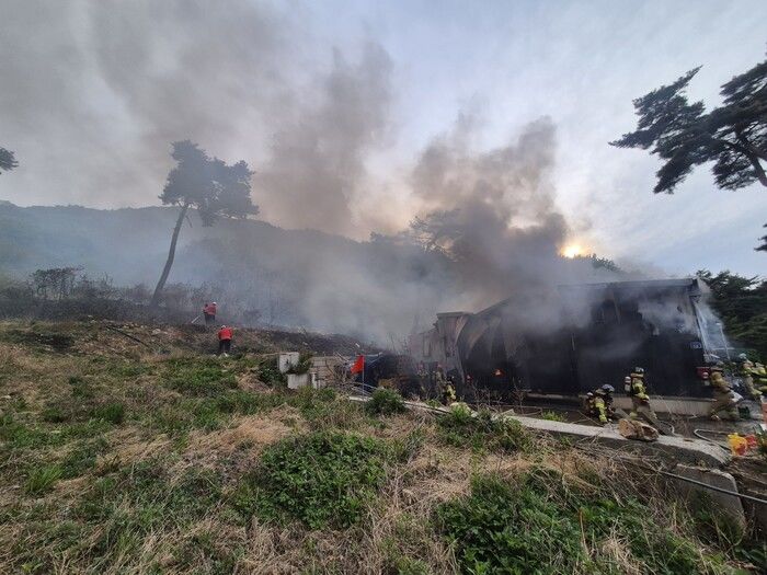 [당진=뉴시스] 당진시 면천면 단독주택 화재 현장.(사진=당진소방서 제공) 2026.04.30 photo@newsis.com *재판매 및 DB 금지