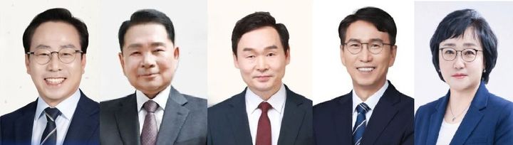 6·3 지방선거 30여일을 앞두고 강원특별자치도교육감 선거가 강삼영 (사진 왼쪽 첫 번째)후보, 신경호(사진 왼쪽에서 두 번째) 후보, 유대균(사진 왼쪽에서 세 번째)후보, 최광익(사진 왼쪽에서 넷 번째)후보, 박현숙(사진 왼쪽에서 다섯 번째)후보 등 5파전으로 압축되면서 4년간 강원교육을 책임질 후보 간 교육 정책 경쟁이 뜨겁다. syi23@newsis.com *재판매 및 DB 금지