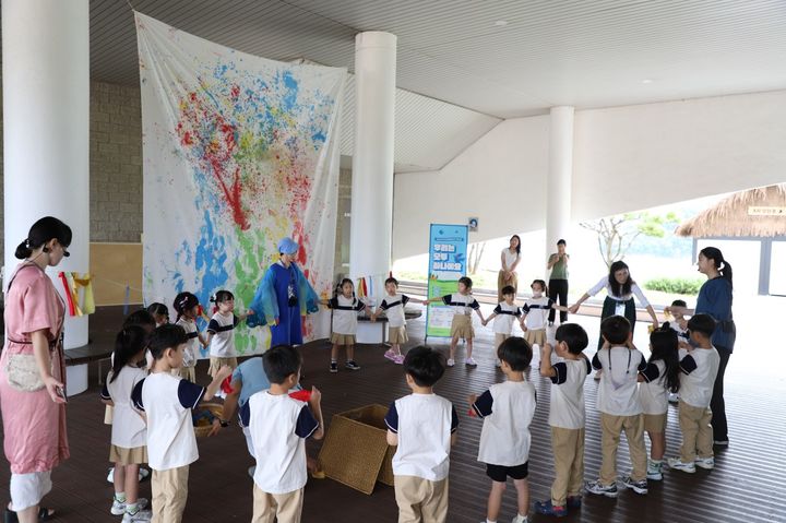 [진주=뉴시스]진주청동기문화박물관, 유아 교육 프로그램.(사진=진주시 제공).2026.04.30.photo@newsis.com *재판매 및 DB 금지