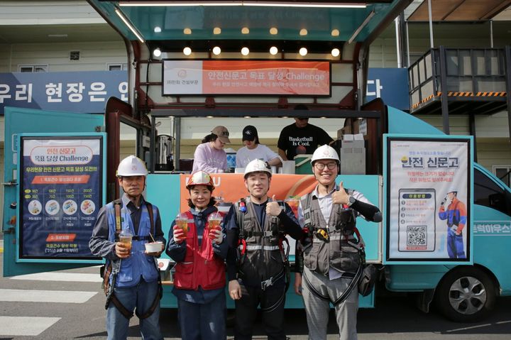 [서울=뉴시스] 서울역북부역세권 현장 직원들과 근로자들이 푸드트럭 앞에서 기념촬영을 하고 있다. (사진=한화 건설부문 제공) 2026.04.30. photo@newsis.com *재판매 및 DB 금지