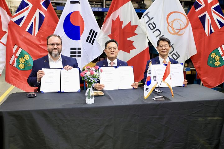 [서울=뉴시스] (왼쪽부터) 플라비오 볼페 캐나다 자동차부품제조협회 회장, 손재일 한화에어로스페이스 대표이사, 정승균 한화오션 특수선해외사업단장이 29일(현지시간) 캐나다 현지에서 기념 촬영하는 모습. (사진=한화에어로스페이스) 2026.04.30 photo@newsis.com *재판매 및 DB 금지 *재판매 및 DB 금지