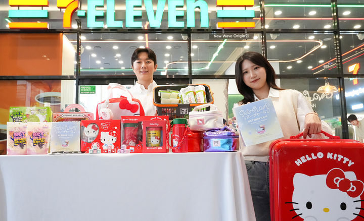 편의점 세븐일레븐이 창립 38주년을 맞아 인기 IP 콜라보 굿즈 출시·200여종 상품 할인 등 혜택을 담은 '럭키세븐 감사제'를 5월 진행한다고 30일 밝혔다. *재판매 및 DB 금지