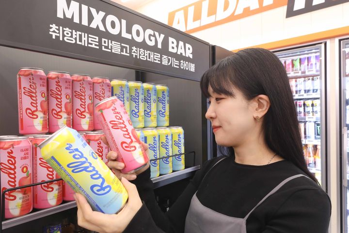 [서울=뉴시스] 이마트24, 애사비 활용한 라들러 2종 출시 (사진=이마트24 제공) 2026.04.30. photo@newsis.com *재판매 및 DB 금지