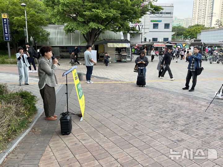 [서울=뉴시스] 29일 서울 구로구 신도림역 2번 출구 앞에서 열린 '생명문화 캠페인' 버스킹 중 노래하는 싱어송라이터 배진희 씨 2026.04.30. suejeeq@newsis.com